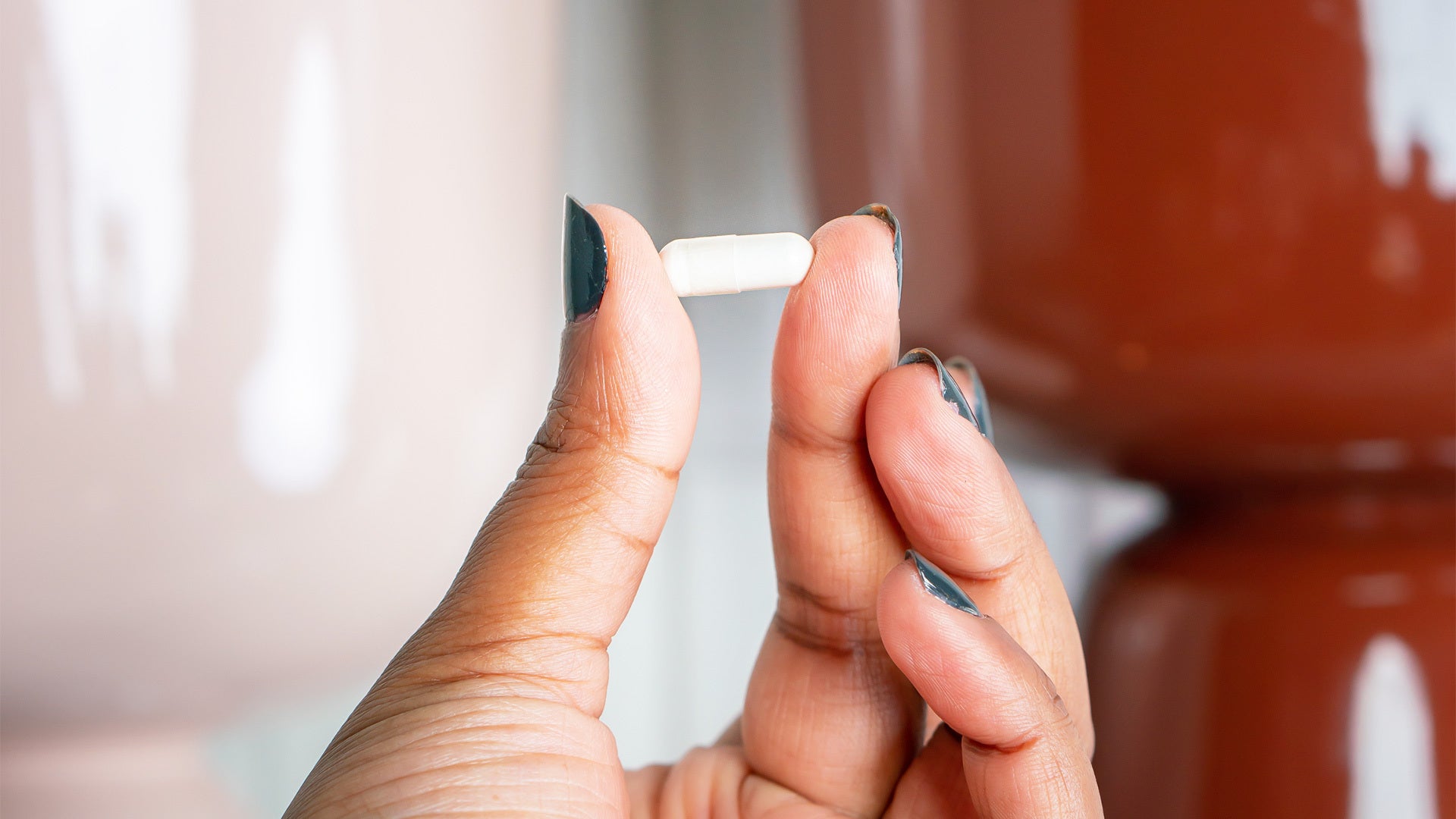 hand holds folic acid supplement